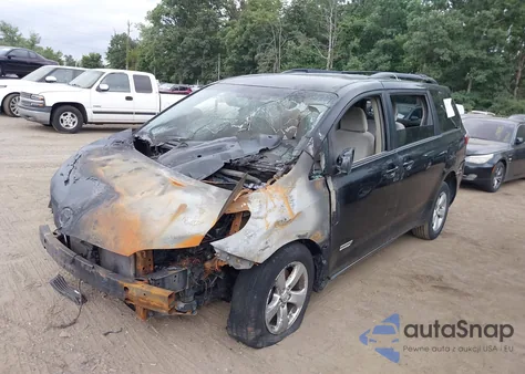 2015 Toyota Sienna Le 8 Passenger z USA, uszkodzony, nr VIN 5TDKK3DC7FS593662